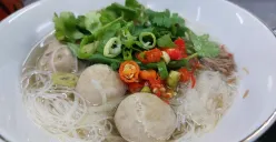 Berbeda dari kebanyakan warung bakso yang menyuguhkan kuah kental dan penuh rempah, Bakso Bintang Asia memilih jalur yang tak biasa yakni menyajikan kuah bening. (Sumber: Ayobandung.id | Foto: Eneng Reni Nuraisyah Jamil)