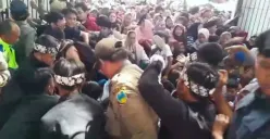 Suasana kericuhan saat pesta rakyat pernikahan anak Dedi Mulyadi di Pendopo Garut.