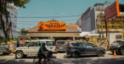Di balik aroma harum rempah dan hangatnya suasana rumah makan Tjap Ajam, tersimpan kisah tentang dedikasi melestarikan kekayaan kuliner Jawa. (Sumber: Tjap Ajam)