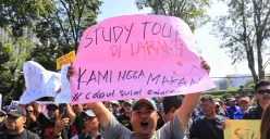 Massa Solidaritas Pekerja Pariwisata Jawa Barat menggelar unjuk rasa di depan Gedung Sate.