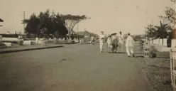 Orang Eropa berjalan di Jalan Dago tahun 1920-an. (Sumber: KITLV)