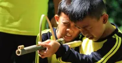 Sejumlah siswa SD Cirendeu saat bermain permainan tradisional, seperti egrang, bakiak batok, bedil jepret dan perepet jengkol. (Sumber: ayobandung.com | Foto: Irfan Al-Faritsi)