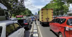 Kemacetan di Lampu Merah Perempatan Kiaracondong, Jalan Soekarno-Hatta, Kota Bandung. (Sumber: ayobandung.id | Foto: Muslim Yanuar Putra)