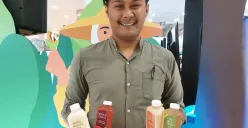Fajar Ichsanny mengemas warisan leluhur dalam bentuk yang paling relevan bagi masyarakat modern lewat teh dalam botol. (Sumber: Ayobandung.id | Foto: Eneng Reni Nuraisyah Jamil)