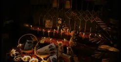 Karangan bunga dan lilin dari komunitas underground Bandung untuk memperingati tragedi Sabtu Kelabu tragedi AACC. (Sumber: YouTube Beside)