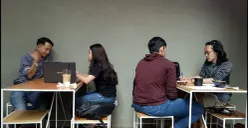 Di tengah geliat industri digital, budaya kerja remote kian menancapkan eksistensinya di masyarakat urban. (Sumber: Ayobandung.id | Foto: Eneng Reni Nuraisyah Jamil)