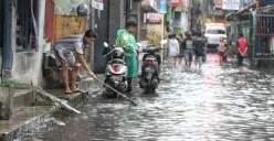 Salah satu dampak dari penurunan permukaan tanah adalah banjir seperti banjir cileuncang di Jalan Citarip Barat, Kecamatan Bojongloa Kaler, Kota Bandung, Rabu 28 Februari 2024. (Sumber: ayobandung.id | Foto: Irfan Al- Faritsi)