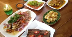 Olga Wigunadharma melalui Kembang Tjengkeh menyuguhkan nuansa Joglo tradisional, musik Jawa, dan aroma khas rempah yang menyambut sejak pintu dibuka. (Sumber: Ayobandung.id | Foto: Eneng Reni Nuraisyah Jamil)
