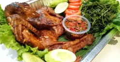 Ayam Tangkep, menurut Sandani, adalah bentuk penghormatan terhadap kebiasaan masyarakat tanah Rencong yang menangkap ayam langsung dari pekarangan sebelum diolah. (Sumber: Ayobandung.id | Foto: Eneng Reni Nuraisyah Jamil)