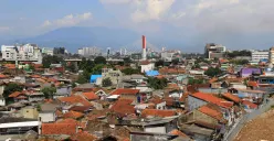 Hasil penelitian ITB dan BRIN menunjukkan permukaan tanah Kota Bandung rata-rata turun 8 cm per tahun, bahkan di beberapa titik bisa mencapai 23 cm. Namun angka ini tak berlaku secara linier. (Sumber: ayobandung.id | Foto: Irfan Al- Faritsi)