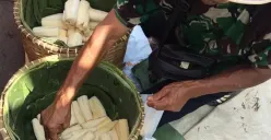 Penjual peuyeum Bandung yang sudah mulai langka. (Sumber: Ayobandung)