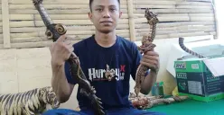 Yayang pengrajin ukiran Kampung Bunisakti, Desa Wargaluyu, Kecamatan Arjasari, Kabupaten Bandung. (Foto: Mildan Abdalloh)