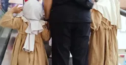 Shafa (baju krem kiri) dan Athiya, dua anak dari Rika Muflihah yang selamat lahir berkat operasi caesar. (Sumber: Ayobandung.id)