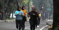 Warga melakukan aktivitas lari pagi di kawasan Dago, Bandung. (Sumber: Dokumentasi Penulis | Foto: Djoko Subinarto)