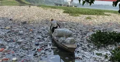 Perairan Sungai Citarum di Blok Desa Selacau Kecamatan Batujajar, Kabupaten Bandung Barat (KBB) masih menjadi area penampungan sampah kiriman dari Kota dan Kabupaten Bandung. (Sumber: Ayobandung.id | Foto: Restu Nugraha)