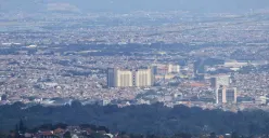 Sejumlah apartemen dan hotel berdiri di Kota Bandung. (Sumber: Ayobandung | Foto: Irfan Al Faritsi)