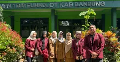 PkM dari Tel-U sukses menggelar kegiatan sosialisasi edukatif bertajuk "Bahaya Cyberbullying di Era Digital" bagi siswa-siswi SMPN 01 Dayeuhkolot. (Sumber: Dokumentasi Penulis)