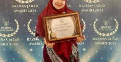 Lina Herlinawati saat menerima piagam penghargaan dari Baznas Jawa Barat (Sumber: Dari Lina Herlinawati, setelah sesi wawancara selesai | Foto: Bagian media Baitulmaal Muamalat)
