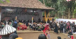 [ilustrasi]Sejak satu dekade terakhir, anak-anak muda mulai tampil dengan pangsi hitam, iket Sunda, atau aksara kuno yang menghiasi kaus mereka, simbol dari pencarian identitas budaya yang lama terpinggirkan. (Sumber: Ayobandung.id)