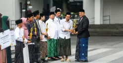 Pemberian Piala Juara 1 Membaca Kitab Kuning kepada Defani Raspati, salah satu Santri Yayasan Pondok Pesantren Sukamiskin. (Istimewa)