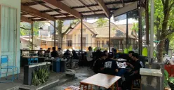 Meski awalnya dikenal karena popularitas film, warung Bi Eem kini telah melangkah lebih jauh. (Sumber: Dokumentasi Penulis)