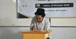 Defan, seorang pemuda asal Bandung yang menjadikan kitab kuning bukan sekadar bacaan, tetapi jalan untuk menempa karakter dan memperkuat keyakinan hidupnya. (Sumber: Dokumentasi Penulis)