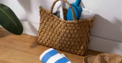 Produk upcycle, yang mengolah limbah menjadi barang bernilai, kini menjadi simbol perubahan yang digerakkan oleh kesadaran kolektif. (Sumber: Freepik)