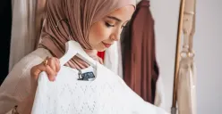 Setiap pilihan busana, warna, hingga aksesori yang dikenakan seseorang menyimpan cerita tentang siapa dirinya (Sumber: Pexels/PNW Production)