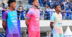 Penjaga gawang Persib Teja Paku Alam (kanan), dan Adam Przybek (tengah) pemain asing berkebangsaan Polandia. (Sumber: Ayobandung.id | Foto: Irfan Al-Faritsi)