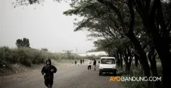 Warga beraktivitas di kawasan Tritan Point Cipadung, Jalan Raya Cipadung, Kecamatan Panyileukan, Kota Bandung, Rabu, 6 Juli 2022. (Sumber: Ayobandung.com | Foto: Muhammad Farhan Al Rachman)