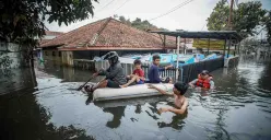 Banjir di Kampung Bojong Asih, Kecamatan Dayeuhkolot, Kabupaten Bandung, pada Minggu, 9 Maret 2025. (Sumber: Ayobandung.id | Foto: Kavin Faza)