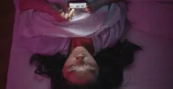 Kita menyebutnya scrolling, para peneliti menyebutnya sebagai ritual baru zaman digital. (Sumber: Pexels/cottonbro studio)