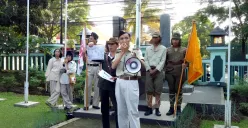 Historia van Bandung (HvB), komunitas ini menjadikan tubuh, kostum, dan aksi teatrikal sebagai medium untuk menghidupkan kembali masa perjuangan Indonesia. (Sumber: Ayobandung.id | Foto: Eneng Reni Nuraisyah Jamil)