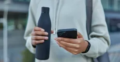 Di taman kota, ruang kerja, hingga jalur lari pagi, tumbler bukan lagi sekadar wadah air minum, tapi jadi penanda gaya hidup yang aktif, sadar lingkungan, dan estetis. (Sumber: Freepik)