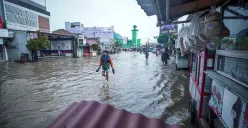 Banjir pada tanggal 3 November 2025 di Dayeuhkolot, Kabupaten Bandung. (Sumber: Ayobandung.id | Foto: Kavin Faza)
