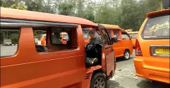 Kawah Putih bukan sekadar destinasi. Bagi Rohmat, tempat ini adalah nadi ekonomi, tempat ia menggantungkan hidup sebagai sopir ontang-anting selama lebih dari sepuluh tahun. (Sumber: Ayobandung.id | Foto: Eneng Reni Nuraisyah Jamil)