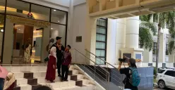 Seorang wisudawan berpose bersama keluarganya di depan Fakultas, Universitas Pendidikan Indonesia, Bandung. (Sumber: Dokumentasi Pribadi | Foto: Jajang Shofar Khoerudin)