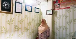 Ibu Mumut berada di ruang depan tempat praktik Hikmah Therapy. (Sumber: Dokumentasi Pribadi | Foto: Fira Amarin)