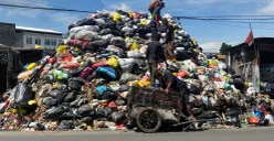 "Gunung"sampah di Tempat Pembuangan Sampah (TPS) Dakota di Jl. Gunung Batu, Sukaraja, Kecamatan Cicendo, Kota Bandung pada Jumat, 7 November 2025. (Sumber: ayobandung.id | Foto: Ikbal Tawakal)