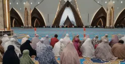 Jeda Sejenak di Masjid Al Jabbar: Cerita Sore Mendung yang Damai