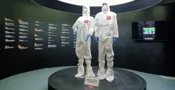 Koleksi Manekin Alat Pelindung Diri (APD) dikenal dengan nama baju Hazmat yang mengenakan tenaga kesehatan dalam menangani Covid 19 (Sumber: Dokumentasi Penulis | Foto: Fereel Muhamad Irsyad A)