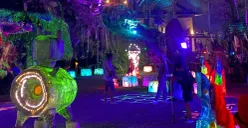 Para Wisatawan Menikmati Keindahan Lampu Malam di Hutan Mycelia, Cikole, Lembang (4/11/2025) (Foto: Farah Sausan)