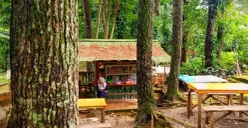 Seorang pedagang sedang menjaga warungnya di Kawasan wisata tahura, (25/10/25) (Foto: M. Hafidz Al Hakim)