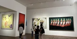 Pengunjung menikmati dan mengabadikan hasil karya Srihadi, Sabtu 01 November 2025, Ciumbuleuit, Kecamatan Cicadap, Kota Bandung (Sumber: Sela Rika | Foto: Sela Rika)