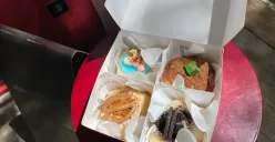 Donat mochi lembut khas Mave Douchi dengan tekstur kenyal yang jadi favorit pelanggan (Foto: Zahwa Rizkiana)