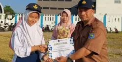 Sheylla Vita Hadista sedang menerima penghargaan (Foto: Azzam Kusuma)