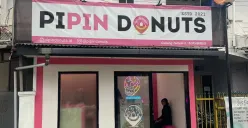 Seorang customer yang mengantri untuk membeli Pipin Donuts, Cabang Sukabirus, Kabupaten Bandung, (08/11/2025) (Sumber: Dokumentasi Penulis | Foto: Asti Alya)