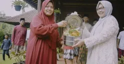 Hangatnya Tradisi Nganteuran di Kampung Sukabirus