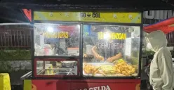 Suasana hangat di lapak Anget Sari saat pemilik menyajikan gorengan untuk pelanggan, di Kampung Sukapura, Kecamatan Dayeuhkolot, Bandung, Selasa (28/10/2025) (Sumber: Nailah Qurratul Aini | Foto: Nailah Qurratul Aini)