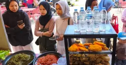 Aroma Pedas dari Ulekan Besar Menggoda di Tengah Ramainya Festival Kuliner Bandung